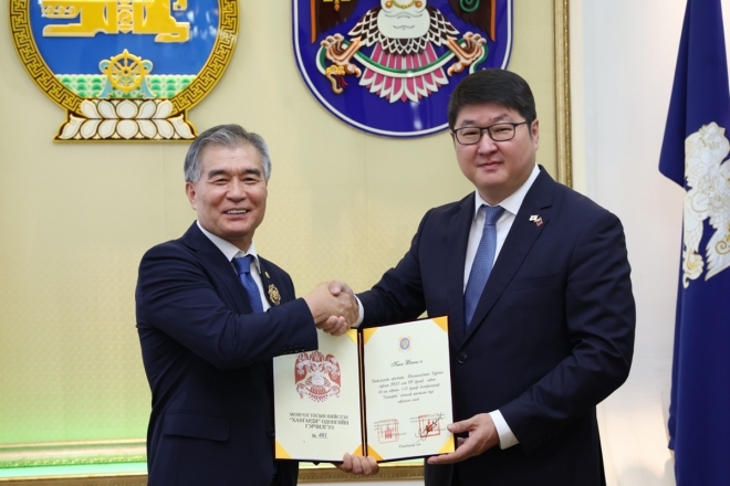 김현기 서울시의회 의장, 몽골 울란바토르 최고 훈장 ‘헝가르드’ 수상.  서울시의회 제공