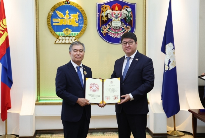 김현기 서울시의회 의장, 몽골 울란바토르 최고 훈장 ‘헝가르드’ 수상.  서울시의회 제공