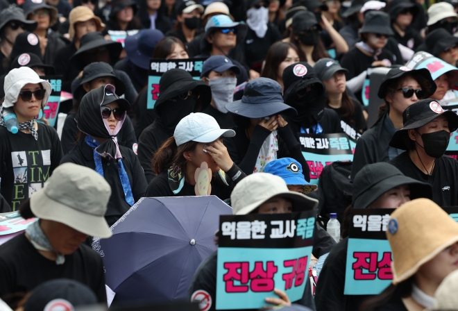 19일 오후 서울 여의도 국회 앞에서 열린 서이초 교사 사망 사건 진상규명과 아동학대 관련법 즉각 개정 촉구 집회에서 참가자들이 눈물을 흘리고 있다. 연합뉴스
