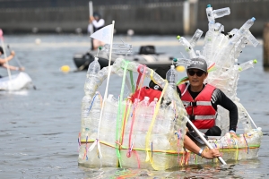 “내가 만든 재활용 배로 한강 건너요”