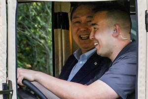 바이든, 한국계 미군 보내 尹 환대… 기시다 “안녕하세요” 인사