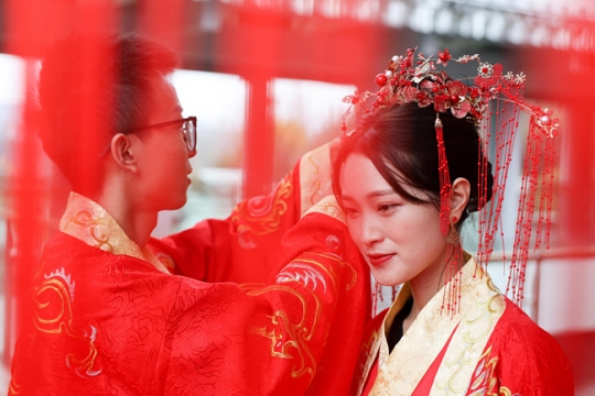중국에서 법정 결혼이 가능한 연령을 18세까지 낮추자는 의견이 나왔다. 사진은 중국 구이양의 한 전통 결혼식의 모습. 신화통신 뉴시스