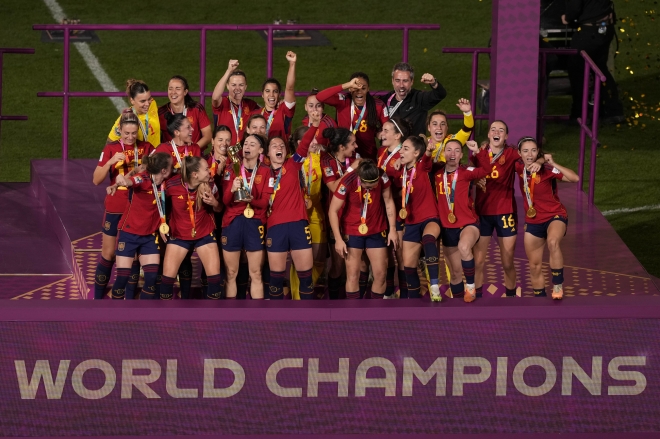 사상 처음 여자 월드컵에서 우승한 스페인. AP 연합뉴스