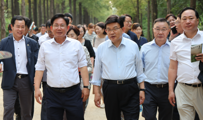 박강수(왼쪽 두 번째) 서울 마포구청장이 지난 18일 월드컵공원 메타세쿼이아길에서 열린 ‘난지 테마관광 숲길’ 준공식에서 참석자들과 길을 걷고 있다. 마포구 제공
