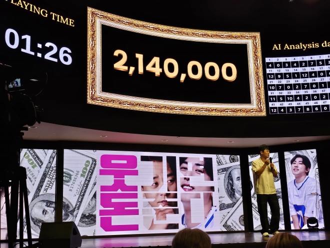 지난 16일 서울 강서구 스카이아트홀 ‘웃돈’ 무대에서 스탠드업 코미디언 김동하가 공연하고 있다. 뒤에 표시된 시간 내에 웃음을 유발하면 상금이 올라가는 형식이다. 와우플래닛 제공