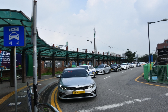 충남 천안역 택시 승강장 앞에 택시들이 줄을 서서 승객을 기다리고 있다. 천안시 제공