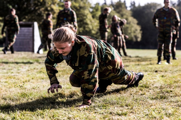 엘리자베스 벨기에 공주가 벨기에 부겐바흐에 있는 엘센본 벨기에 육군 캠프에서 군 입대 훈련에 참가하고 있다. 로이터 연합뉴스