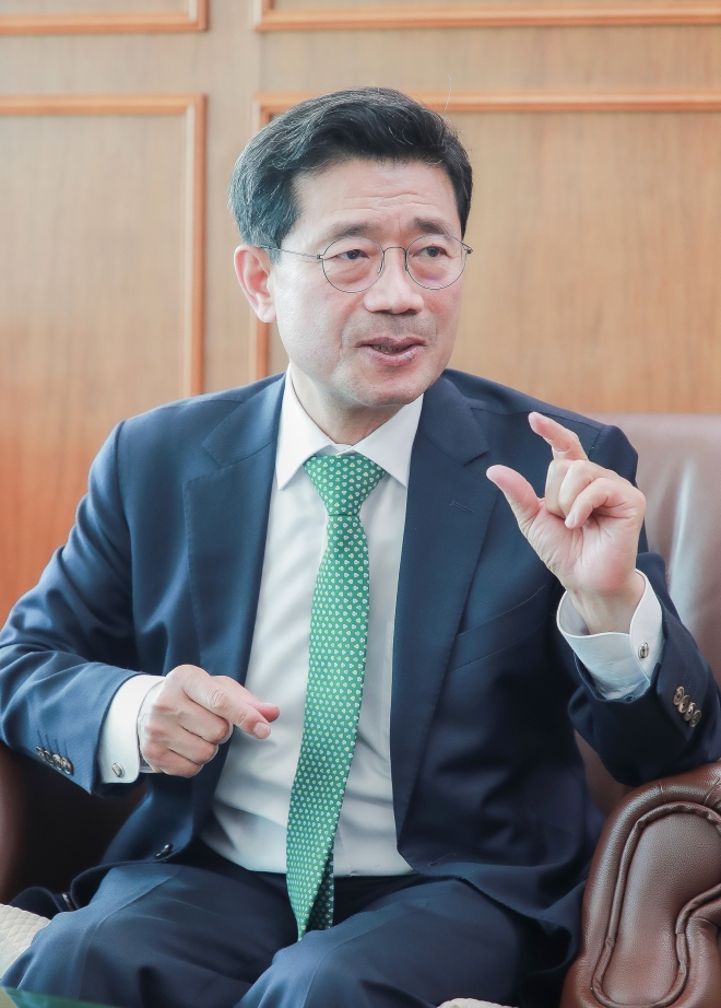 정인화 광양시장이 관광 도시를 위한 방안으로  ‘이순신 장군의 이미지를 형상화한 건축물’ 건립를 추진하고 있어 결과가 주목된다.