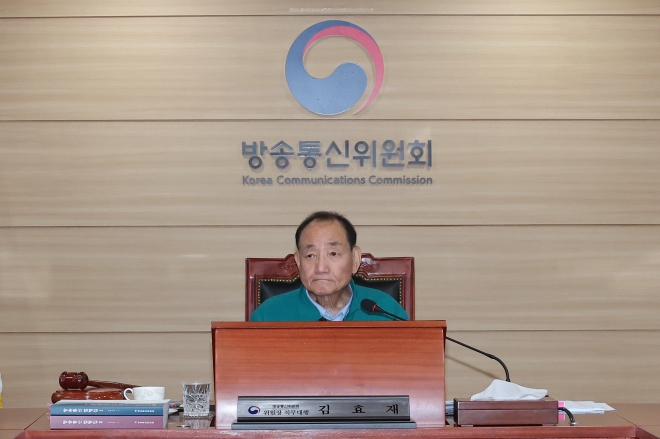 21일 정부과천청사에서 열린 방송통신위원회 전체회의에서 김효재 위원장 직무대행이 회의장으로 들어서고 있다.