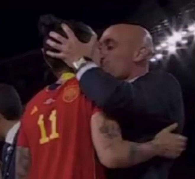시상식에서 여자 축구 선수에게 강제로 키스하는 스페인축구협회장 루이스 루비알레스. rtve 방송화면 캡처