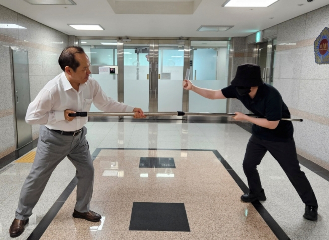 소영철 의원이 장비를 시연하는 모습