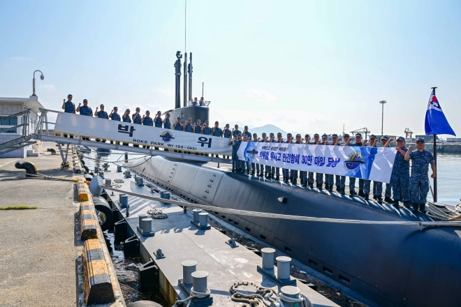 ‘무사고 안전항해 30만 마일’을 달성한 해군 박위함 장병들이 21일 기념식을 열고 있다.  해군 제공