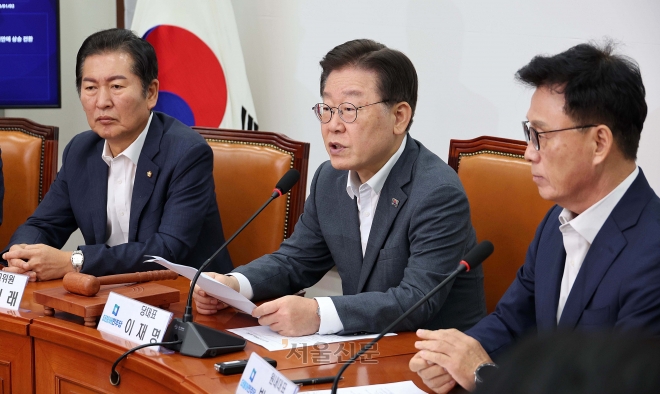 이재명(가운데) 더불어민주당 대표가 21일 민주당 최고위원회의에서 발언하는 모습. 오장환 기자