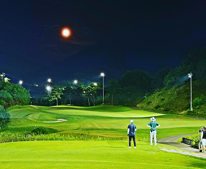 8월 초 옥스필드CC에서 야간 라운드를 즐기는 골퍼들이 옥스코스 1번홀에 떠오른 몽환적인 둥근 달을 감상하고 있다. 옥스필드CC 제공