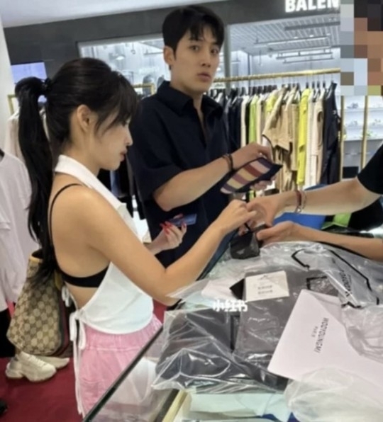 최근 온라인 커뮤니티에 ‘소연, 문세훈 백화점 데이트 사진’이라는 제목의 게시물이 게재됐다. 온라인 커뮤니티