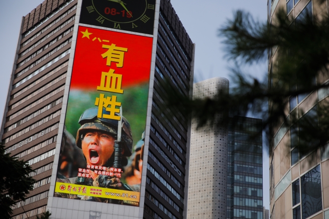 19일(현지시간) 중국 베이징의 한 건물에 인민해방군 건군 95주년 기념 광고가 전시되어 있다. 2023.8.19 EPA 연합뉴스