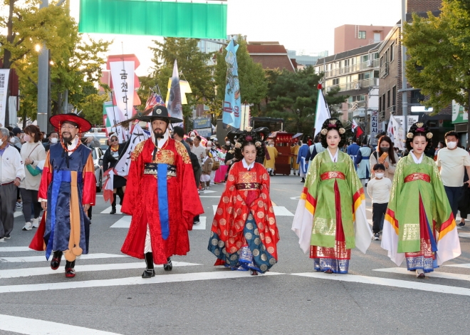 지난해 10월 열린 정조대왕 능행차 재현 행사 모습. 금천구 제공