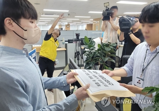 22일 오전 경기 성남시 중원구 근로복지공단 성남지사에서 ‘코스트코 사망 근로자’ 유족이 산업재해 신청서를 내고 있다.   연합뉴스