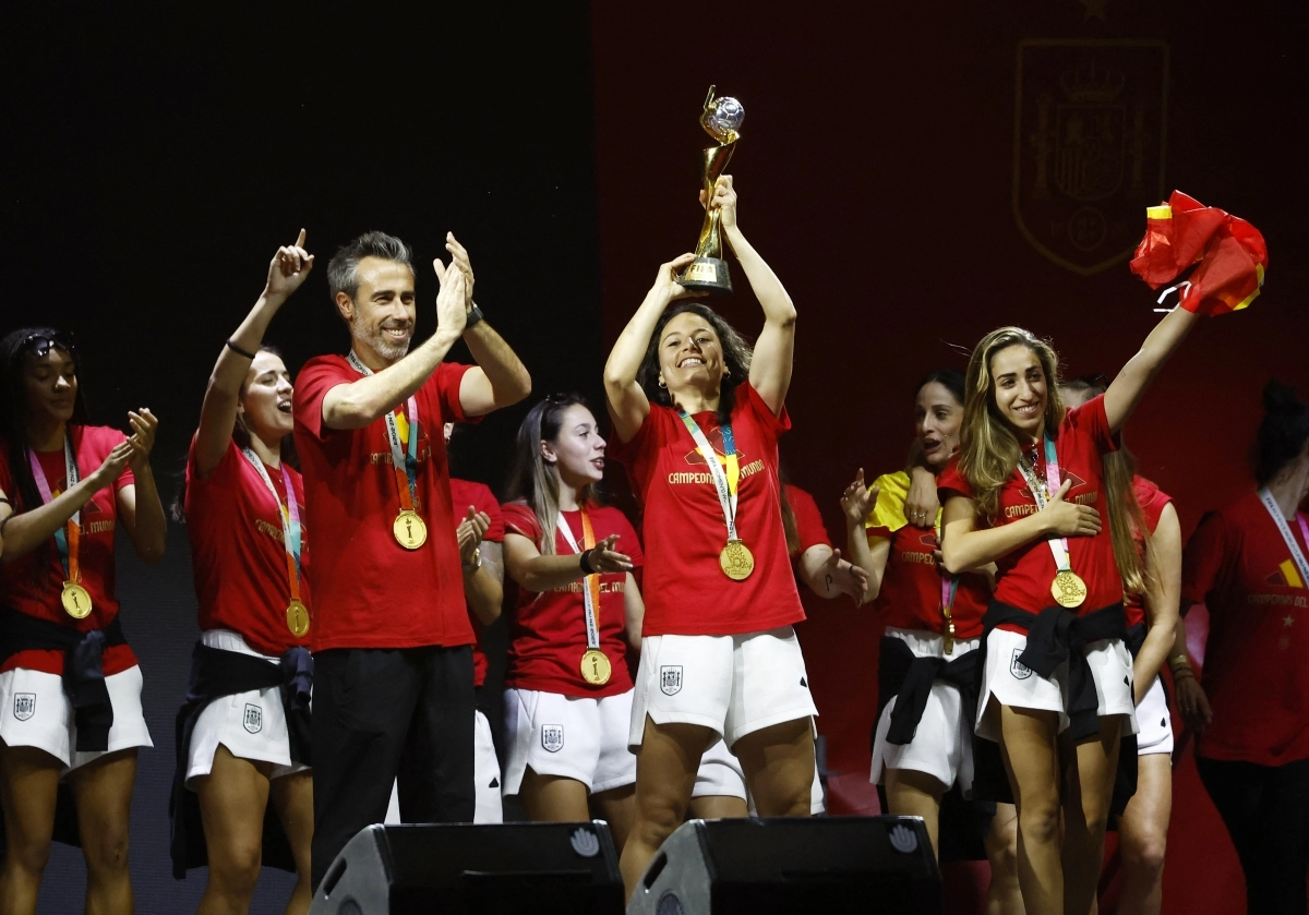 스페인 여자축구 대표팀 선수들이 2023 호주·뉴질랜드월드컵 우승을 차지한 뒤 스페인 마드리드에서 22일 열린 기념행사에서 세리머니를 선보이고 있다. 2023.8.22 마드리드 로이터 연합뉴스