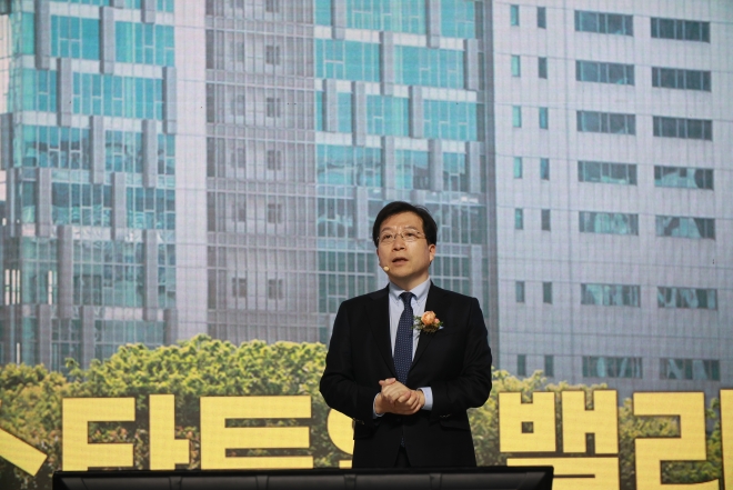 김세용 사장이 지난 18일 수원 권선구 GH본사에서 열린 ‘판교 스타트업플래닛’ 기본계획 수립 용역 착수보고회에서 인사말을 하고 있다.  GH 제공