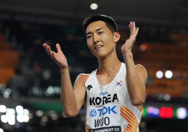 2023 세계육상선수권대회 남자 높이뛰기에서 6위에 머무른 뒤 아쉬운 표정으로 박수를 치고 있는 우상혁. 로이터 연합뉴스