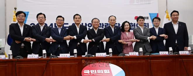 23일 국회에서 열린2024년도 예산안 당정협의회에 앞서 국민의힘 윤재옥 원내대표와 추경호 부총리 등 참석자들이 기념 촬영을  하고 있다.2023.8.23안주영 전문기자