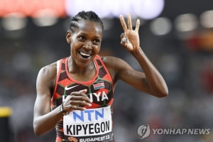 여자 1500m 세 번째 우승 자축한 키프예곤 “따라오는 선수가 없었다”