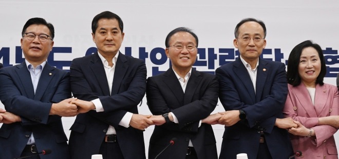 23일 국회에서 열린 2024년도 예산안 당정협의회에 앞서 국민의힘 윤재옥 원내대표와 추경호 부총리 등 참석자들이 기념 촬영을  하고 있다. 안주영 전문기자