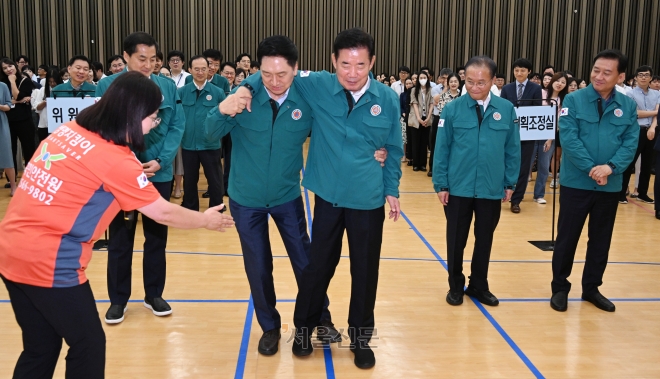 전국적으로 일반 국민까지 참여하는 공습 대비 민방위 훈련 6년만에 실시된 23일 오후 국회 지하 방공호에서 김기현 국민의힘 대표가 김진표 국회의장을 상대로 1인 부상자 후송 훈련을 하고 있다.2023.8.23안주영 전문기자