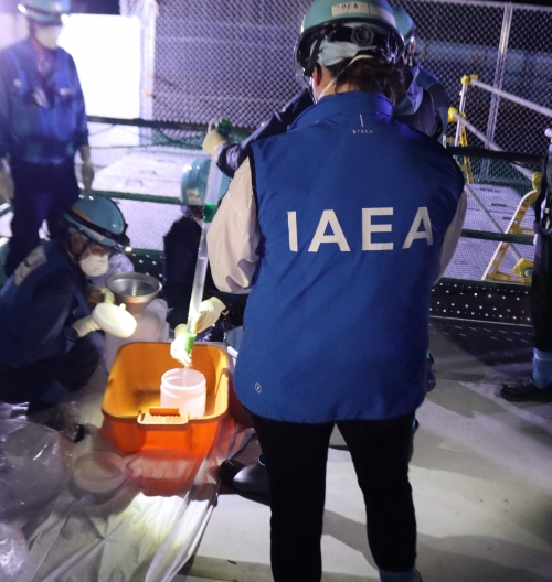 日 오염수 시료 채취하는 IAEA