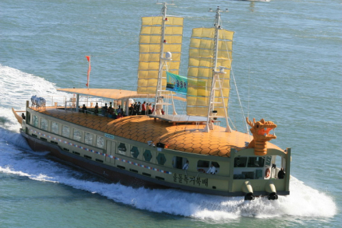 전남개발공사가 누적적자로 운항을 중단한 368t급 관광유람선 해남 울돌목 거북선. 전남도 제공