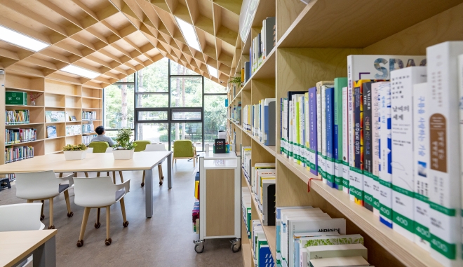 지난 4월 개관한 서울 강서구 봉제산 책쉼터 내부. 숲과 나무를 바라보며 책을 즐길 수 있는 공간으로 조성됐다. 강서구 제공