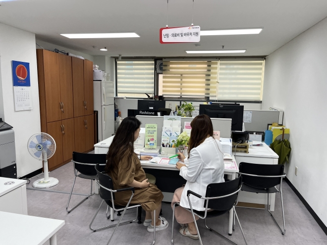 서울 구로구에 사는 한 임신부(왼쪽)가 의료비 지원 상담을 하고 있다. 구로구 제공