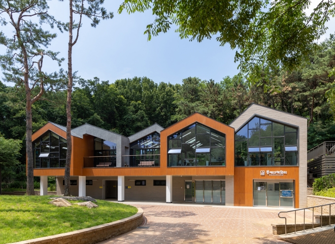 외관은 봉제산 숲을 형상화한 설계를 적용했다. 강서구 제공