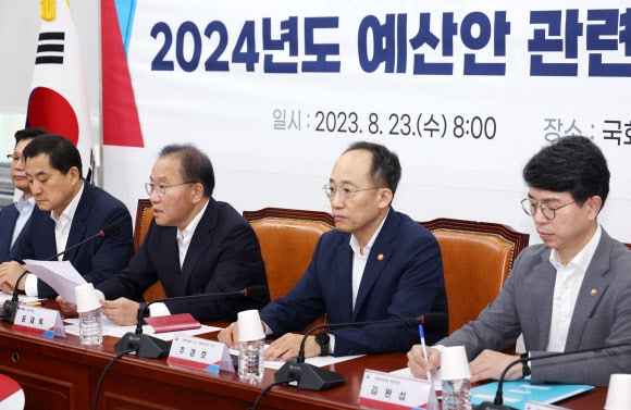 23일 국회에서 열린 2024년도 예산안 관련 당정협의회에서 윤재옥 국민의힘 원내대표가 발언을 하고 있다. 2023. 8. 23. 연합뉴스