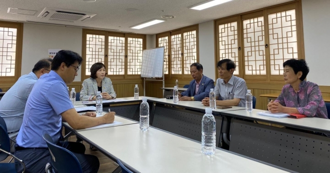 지난 22일 SH임대상가 소상공인들과 정지영 SH공사 강서주거안심종합센터 센터장, 하연형 SH공사 자산운영부 부장 등이 함께하는 간담회를 개최한 김경 의원(가운데)