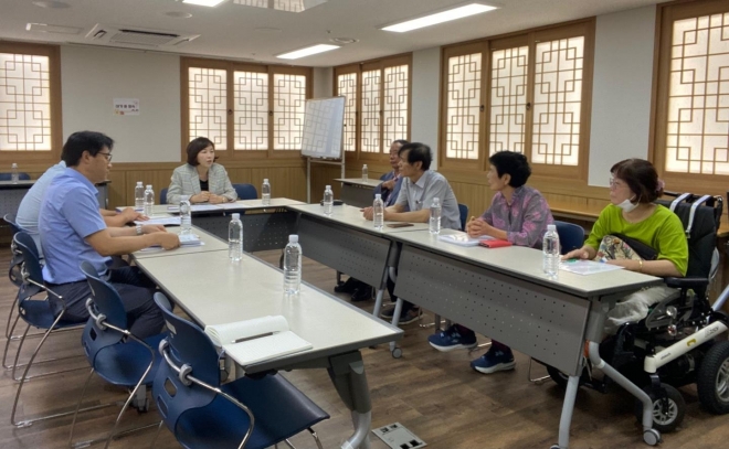 지난 22일 SH임대상가 소상공인들과 정지영 SH공사 강서주거안심종합센터 센터장, 하연형 SH공사 자산운영부 부장 등이 함께하는 간담회를 개최한 김경 의원(가운데)