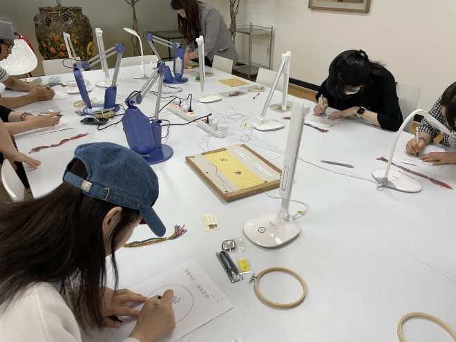 서울 용산구 숙명여자대학교 동네배움터에서 진행된 ‘전통자수’ 강좌 모습. 용산구 제공