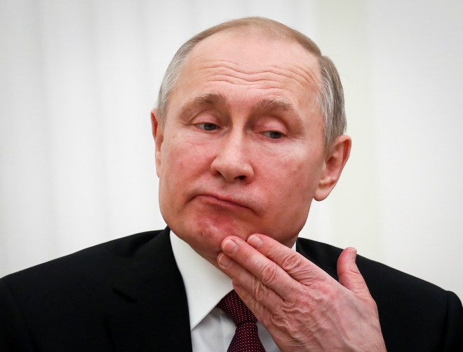 블라디미리 푸틴 러시아 대통령이 크렘린궁에서 턱을 매만지고 있는 모습. 모스크바 로이터 연합뉴스