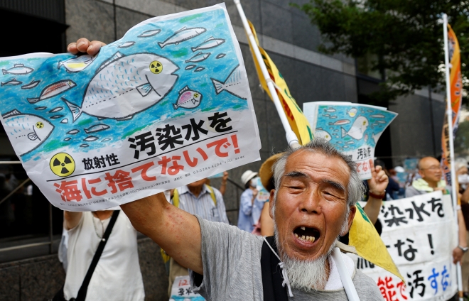 24일 일본 도쿄에서 후쿠시마 제1원자력발전소 오염수(일본 정부 명칭 ‘처리수’) 방류에 반대하는 시위대가 원전 운영회사인 도쿄전력 앞에서 시위하고 있다. 일본은 이날 국내외에서 제기되는 반대를 무릅쓰고 오염수의 해양 방류를 개시했다. 2023.08.24 연합뉴스