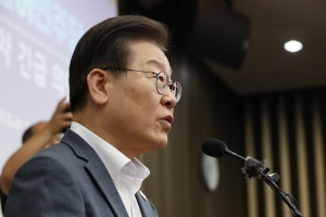 민주 ‘이재명 체제’ 1년, 사법리스크·도덕성·개딸에 매몰…중도층 잡기 숙제