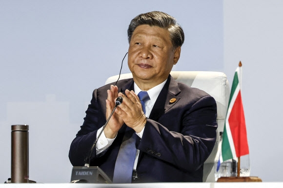시진핑 중국 국가주석이 24일(현지시간) 남아프리카공화국 요하네스버그에서 열린 브릭스 정상회의에서 박수를 치고 있다. 요하네스버그 AFP 연합뉴스