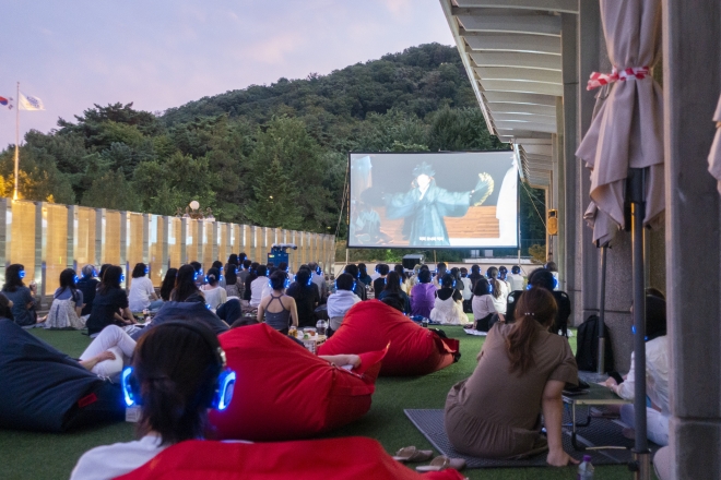 지난 9일 서울 중구 국립극장 해오름극장에서 열린 ‘달빙상영회’를 찾은 관객들이 ‘귀토’를 감상하고 있다. 류재민 기자