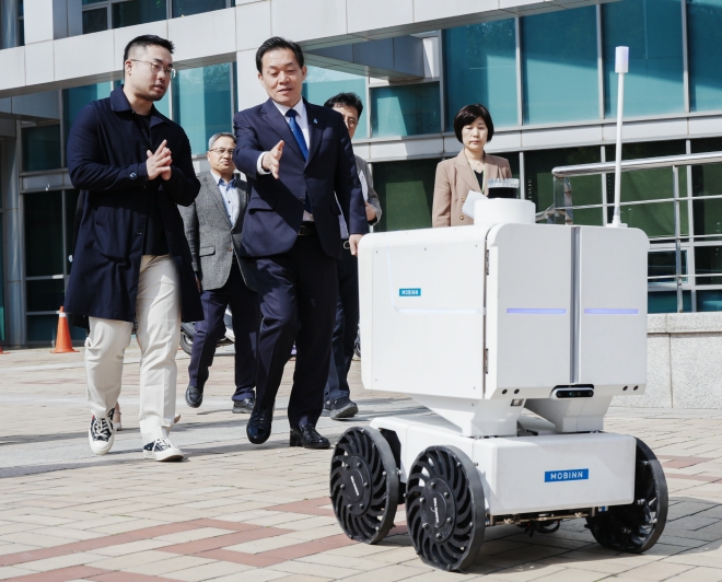 이재준(가운데) 수원시장이 지난 4월 혁신스타트업을 방문해 제품을 둘러보고 있다.  수원시 제공