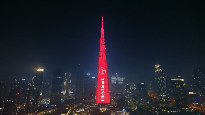 세계 최고층 건물인 두바이 부르즈 할리파 전체가 LG전자 브랜드 슬로건 ‘Life’s Good’ 영상으로 뒤덮인 모습. LG전자는 해외 주요 랜드마크에서 브랜드 홍보 영상을 상영하는 캠페인을 진행하고 있다. LG 제공