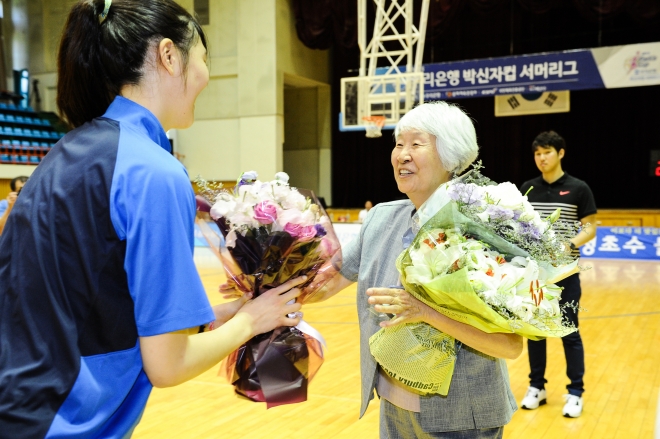 한국 여자농구의 전설 박신자 여사가 2015년 강원 속초체육관에서 열린 박신자컵 ‘서머리그’에서 박지수(청주 KB)에게 꽃다발을 건네고 있다. 한국여자농구연맹 제공