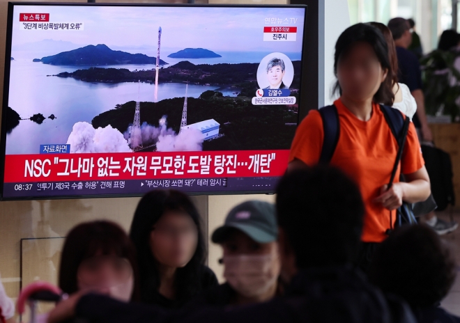북한의 이른바 정찰위성 발사가 또 다시 실패로 돌아간 24일 서울역 대합실에서 시민들이 관련 뉴스를 TV로 보고 있다.  연합뉴스