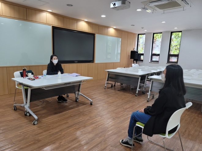 지난해 서울 구로구에 거주하는 한 수험생(오른쪽)이 모의 면접을 하고 있다. 구로구 제공