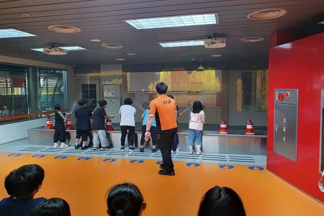 서울 성북구 지역아동센터 어린이들이 광나루 안전 체험관에서 재난 안전 체험을 하고 있다. 성북구 제공