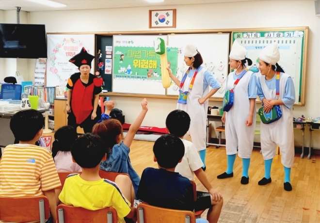 서울 영등포구 맘마미아 연극단이 안전을 소재로 한 뮤지컬을 선보이고 있다. 영등포구 제공